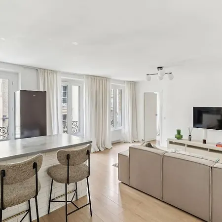 Moderne Scandinavian Close To Tour Eiffel *
