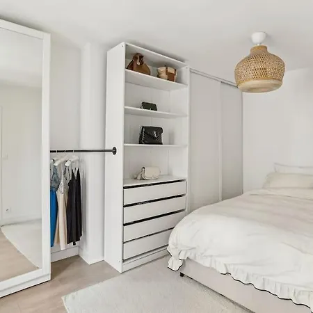 Moderne Scandinavian Close To Tour Eiffel