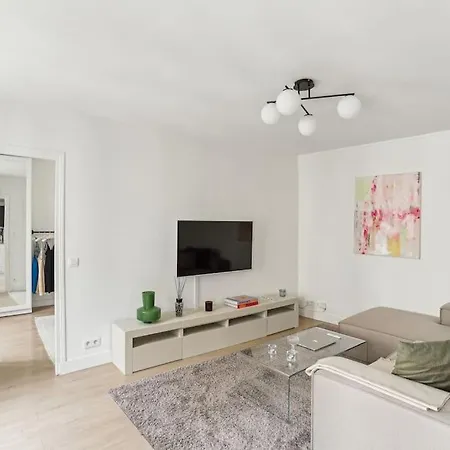Moderne Scandinavian Close To Tour Eiffel