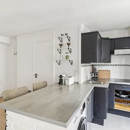 Moderne Scandinavian Close To Tour Eiffel